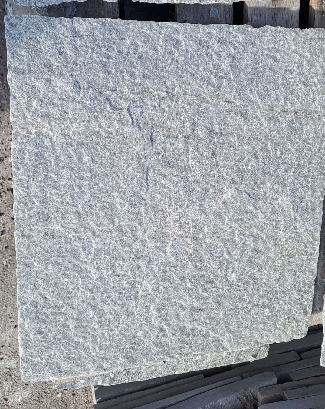 Rivestimenti per pavimenti: Granitplatten Bodenplatten Pietra Luserna Italien – Nuovo (secondo la descrizione) da Kreuzlingen venduto da lilo224 2