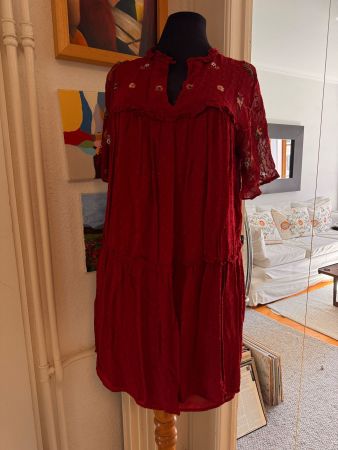 Robe rouge à broderies florales ZARA WOMAN (M)