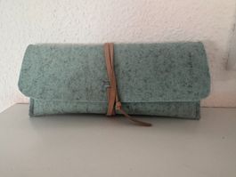 Handmade Wollfilz-Brillenetui Eisblau – Natur