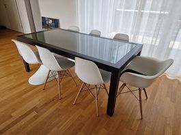 Schöner Esstisch aus Holz mit Glasplatte