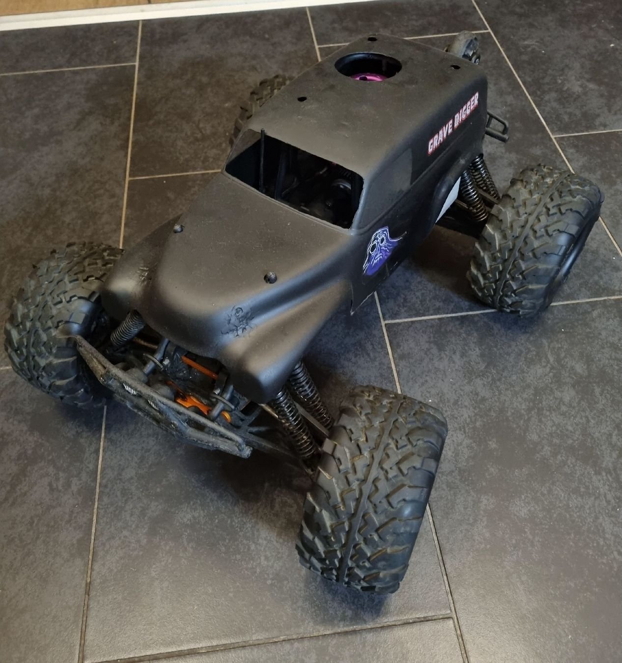 HPI Modellismo RC: HPI Savage X 1:8 Nitro mit Grave Digger Karo – Usato da Suberg venduto da AmStaffDaddy 1
