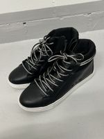 Turnschuhe von Steve Madden mit Glitzerschuhbändel - NEU