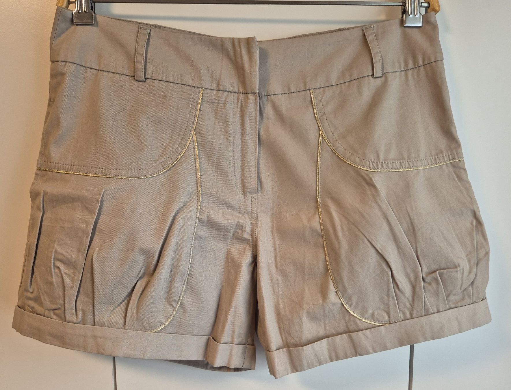 Maje Hosen: MAJE elegante shorts    beige - gold  Grösse 38 – Gebraucht aus Niederweningen von Obson