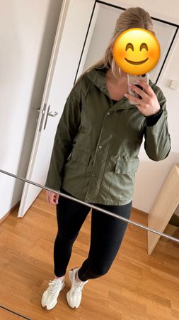 Khaki Regenjacke mit Kapuze, Grösse M, Top Zustand!