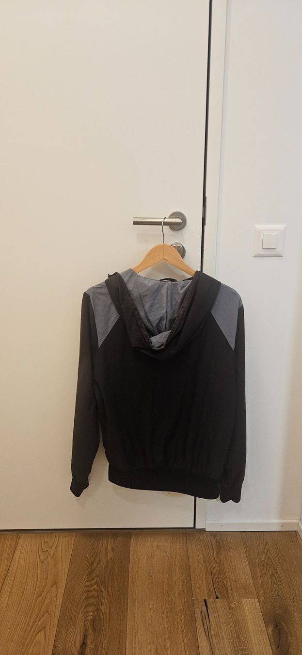 Nike Giacche: Leichte Nike Trainingsjacke mit Kapuze, Gr. S – Usato da Schwyz venduto da anv_vg9d 2