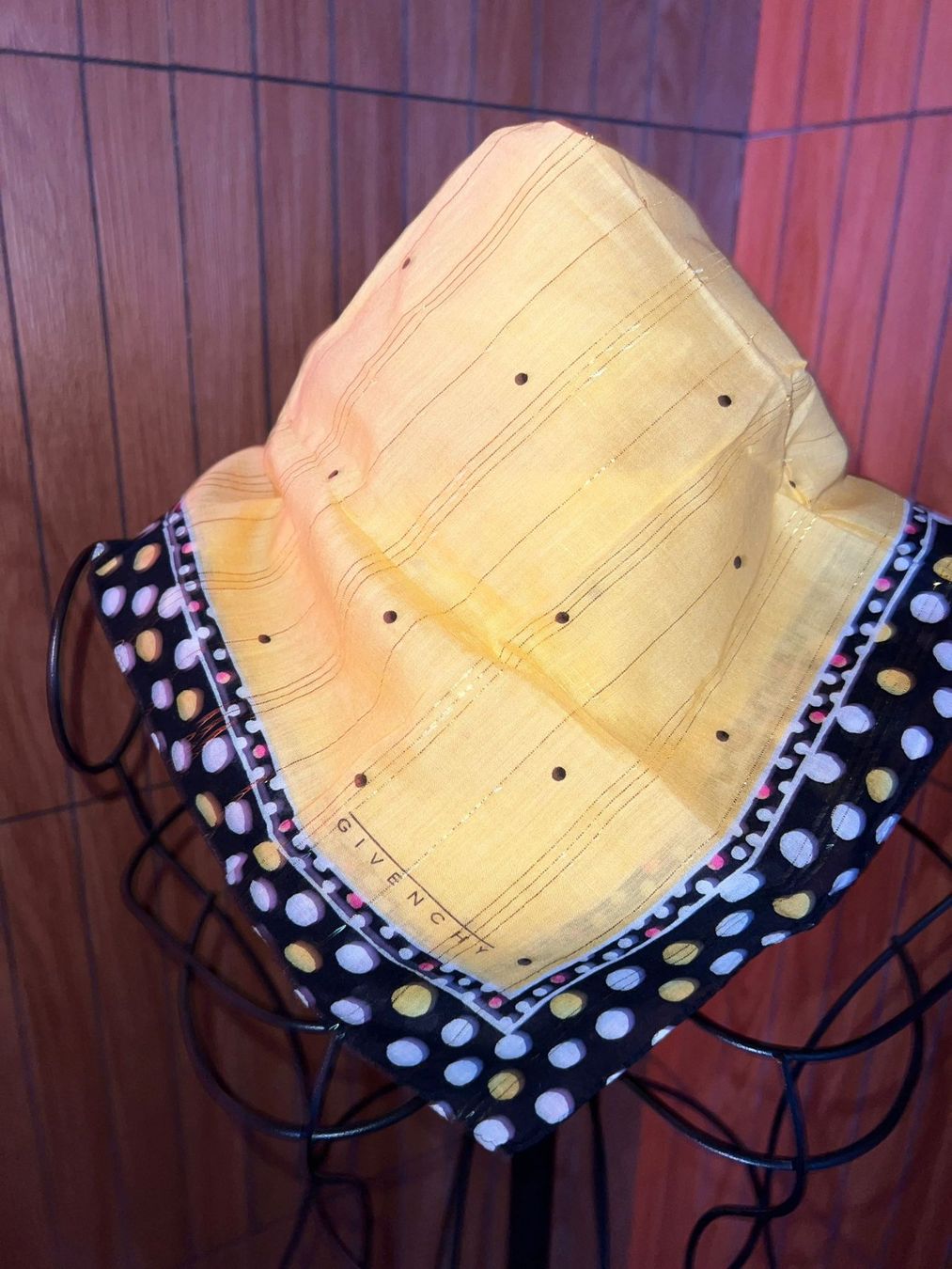 Givenchy Foulard & Sciarpe: Givenchy Baumwolltuch Gold Polka Dot 46cm – Usato da Winterthur venduto da Dejv