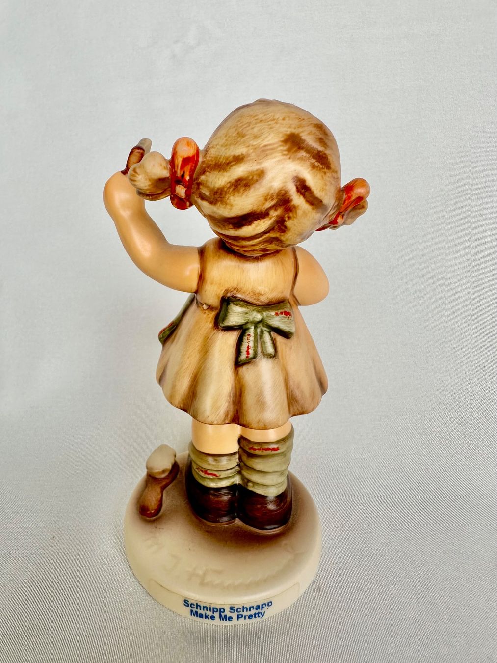 Hummel Statuette: Süsse Goebel Hummel Figur Mädchen "Schnipp Schnapp" – Usato da Steinen venduto da SputnikSweetheart 2