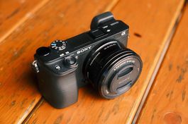 Sony a6300 (2716 Auslösungen) mit Kit-Objektiv und Zubehör