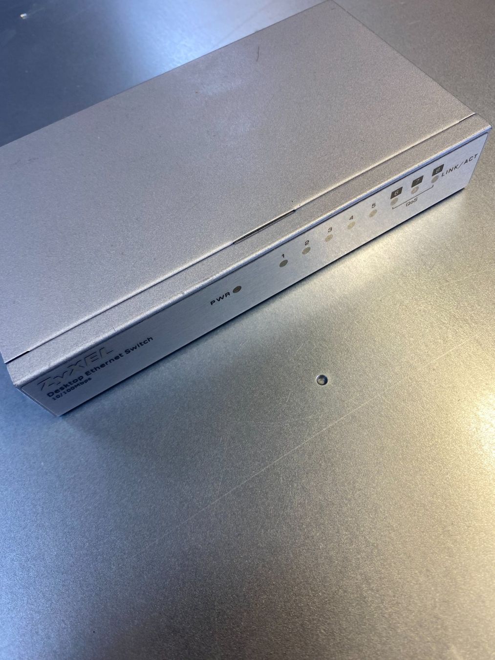 Zyxel Hub & Switch: ZyXEL ES-108A – Usato da Zizers venduto da Digitag0 1
