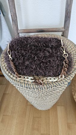 brauner strubbliger Clutch trendy und einzigartig