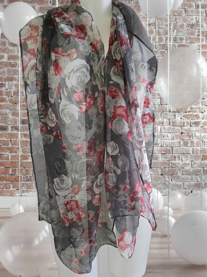 Foulard & Sciarpe: Leichter Schal mit Rosenmuster- NEU – Nuovo e nell'imballaggio originale da Aarburg venduto da Glitzerschein