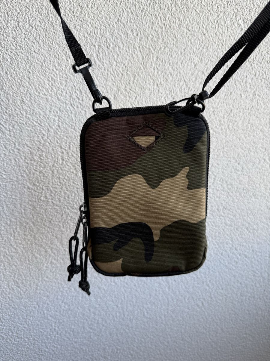 Eastpak Taschen: Eastpak Umhängetasche Camouflage – Gebraucht aus Lyss von Schuschuu. 1