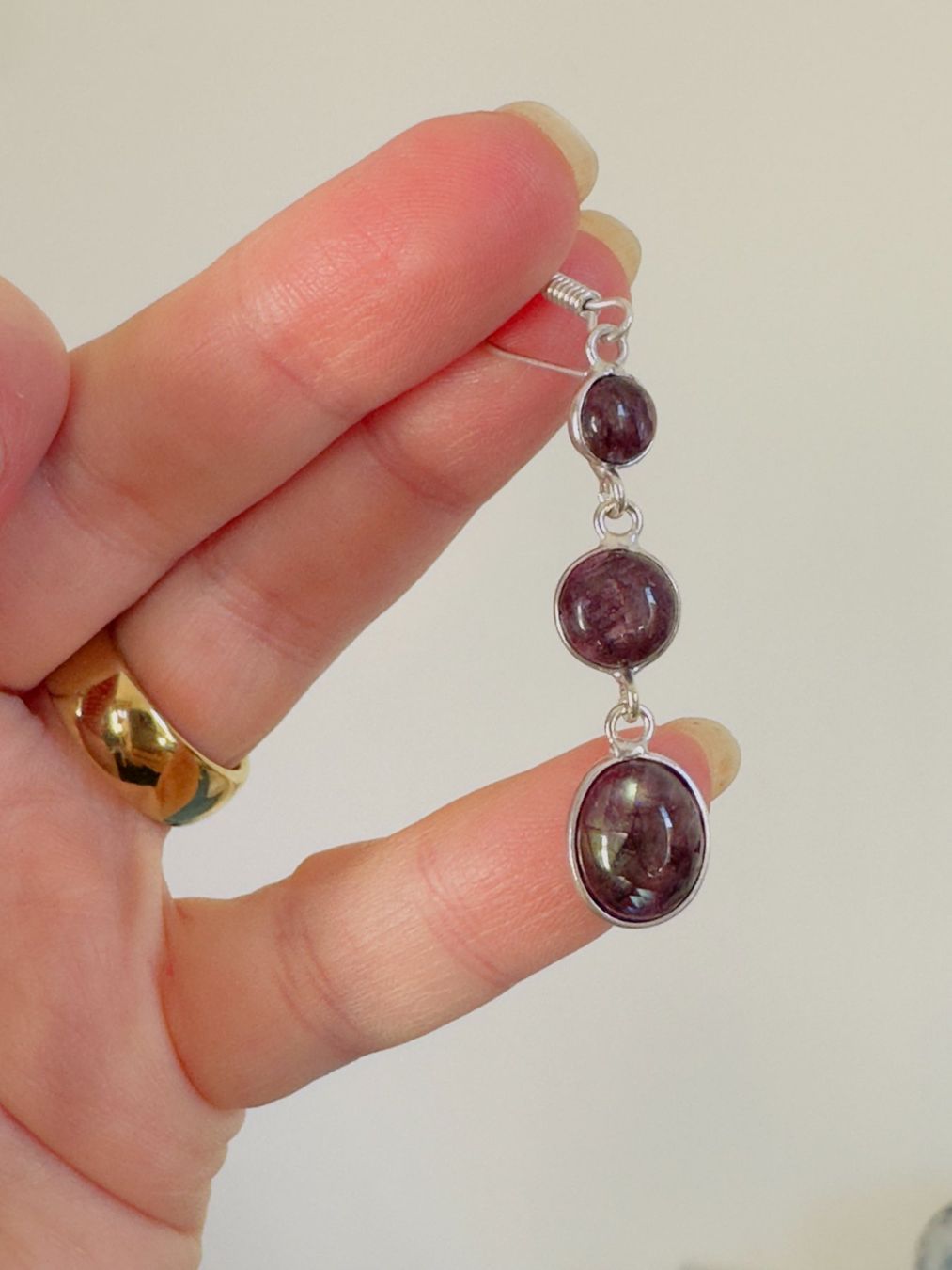 Orecchini pendenti & Orecchini a lobo: Color Enhanced Red Flash Labradorite earrings – Nuovo e nell'imballaggio originale da Genève venduto da AGBERG 7