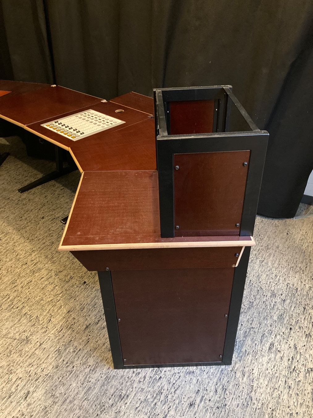 Set de table et chaises: Studiomöbel mit passenden 2 x Mikrofon Scherenarm Halterung – D'occasion à Zürich par LuZ_8005 1
