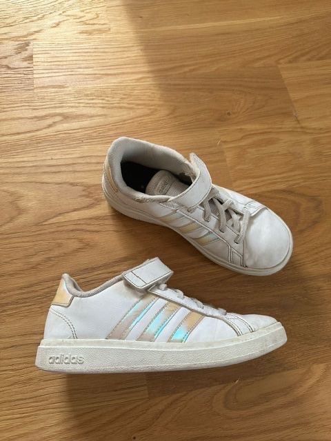 Adidas Schuhe für Mädchen: Adidas Turnschuhe Sneaker gr. 33 – Gebraucht aus Hochdorf von lefaho