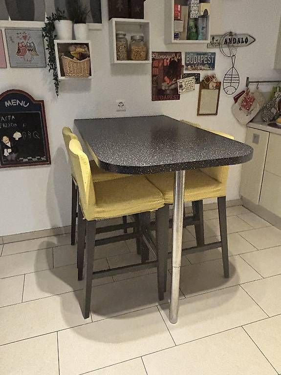 Set di tavolo e panche: Tavolo da parete con sedie/sgabelli  – Usato da Agno venduto da riz_cl9s 1