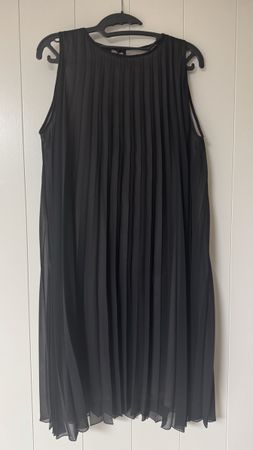 Caractere Kleid schwarz mit Plissee Grösse 38 Zustand neu