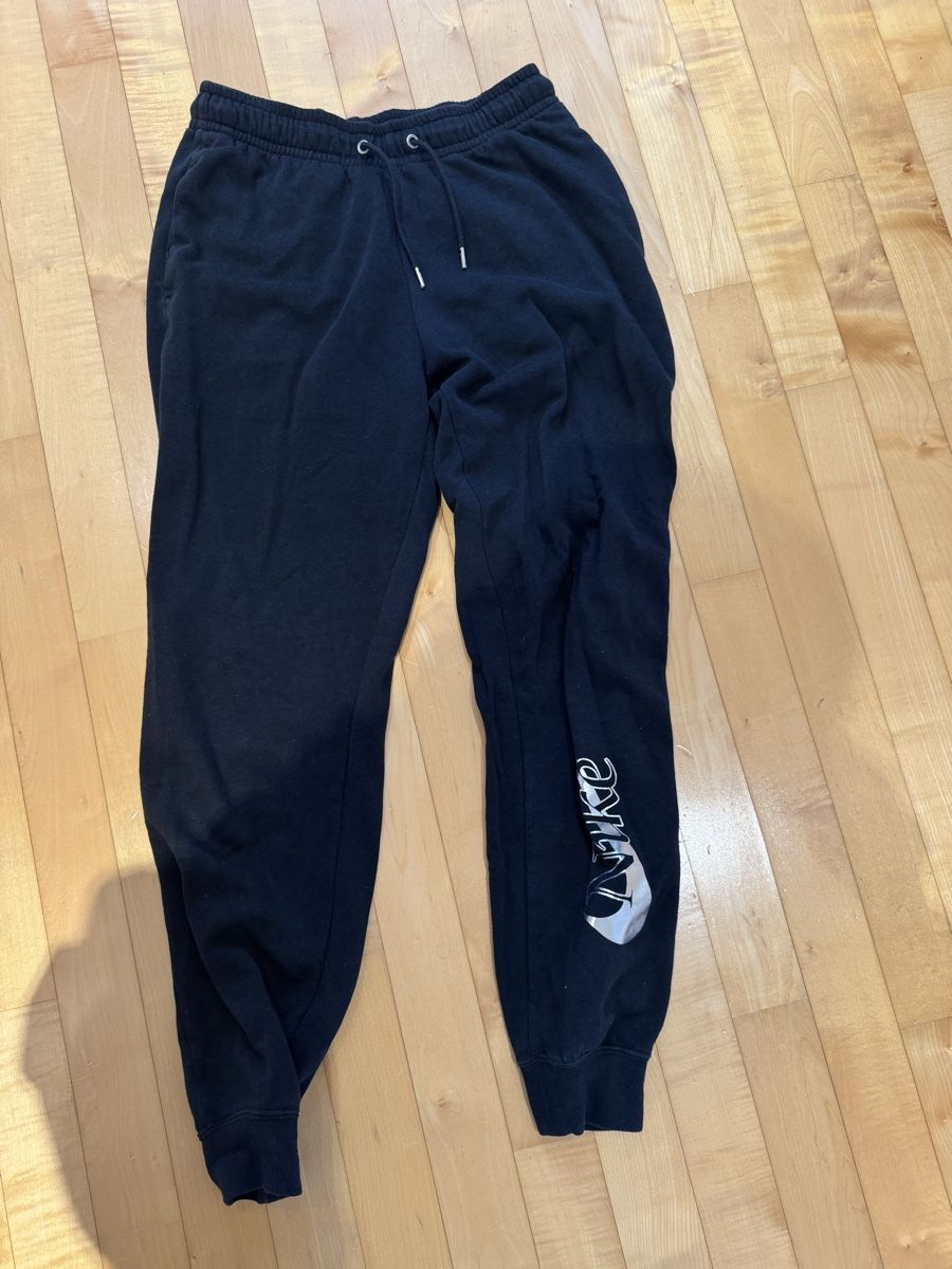 Nike Pantaloni: Nike Jogginghose schwarz silber Grösse S – Nuovo (secondo la descrizione) da Windisch venduto da Shakira085