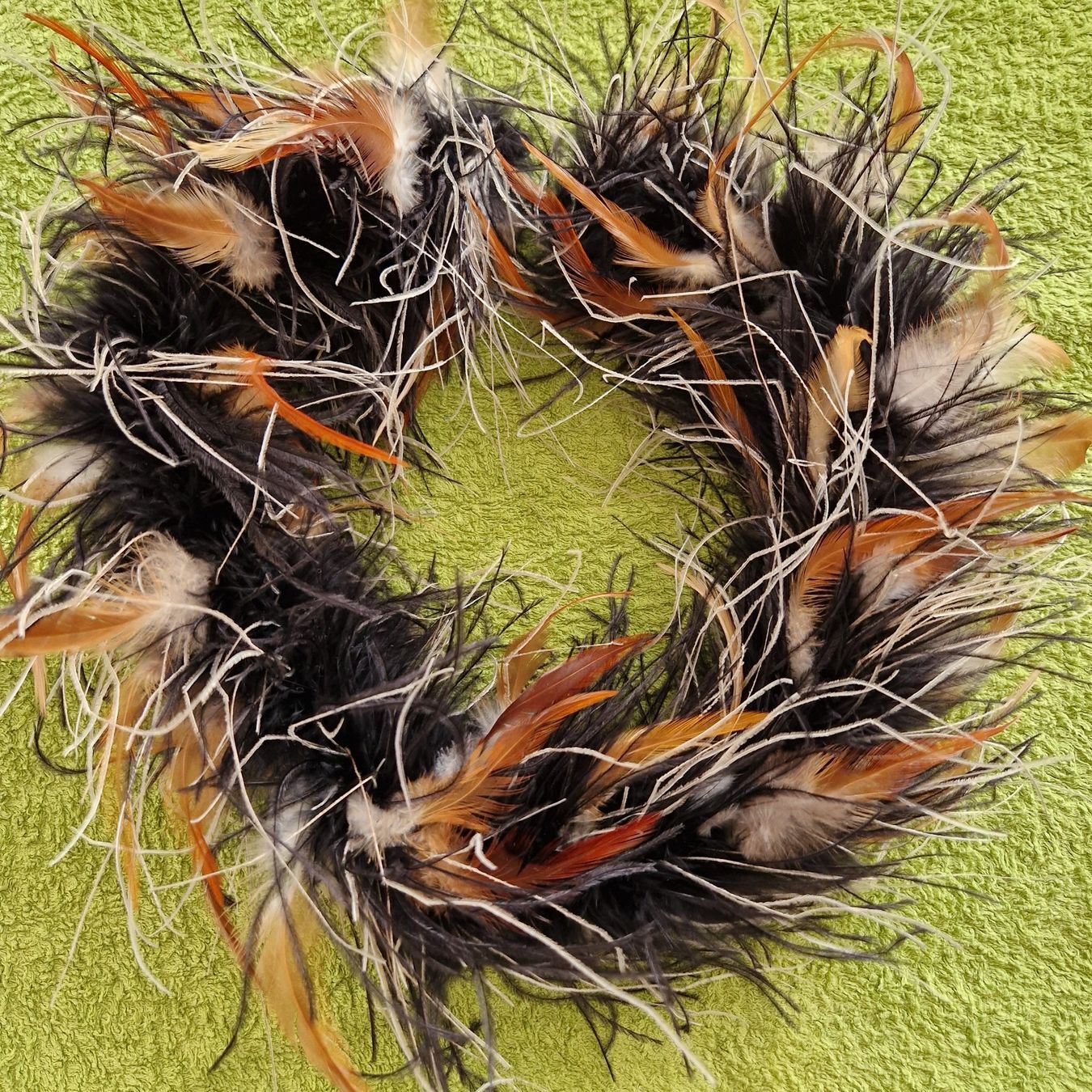 Catenine: Collier Federn, einfach zu bedienender Verschluss – Usato da Rüti ZH venduto da Gigelisuppe