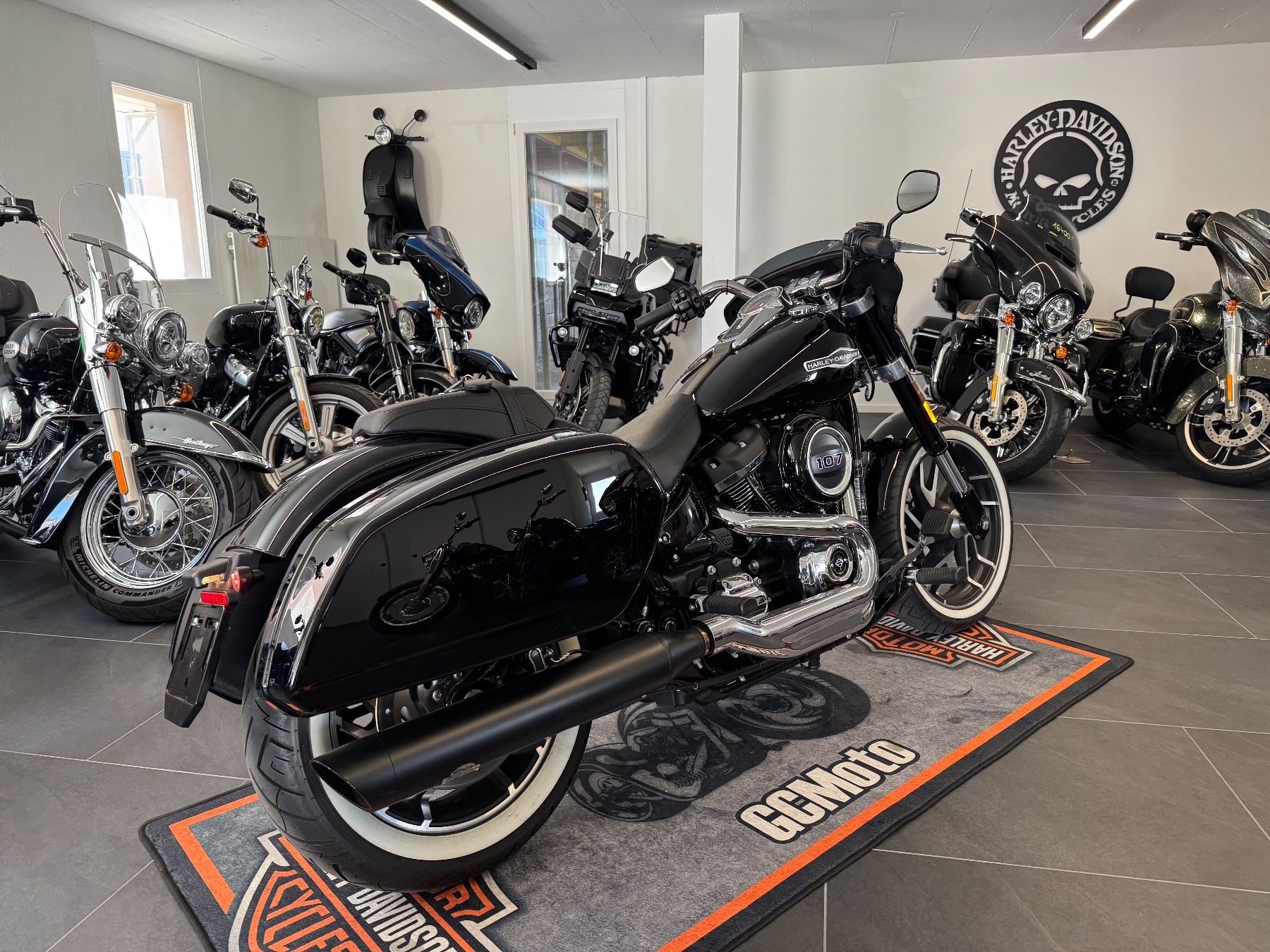 Harley-Davidson Cruisers: Harley Davidson Softail 107 Sport Glide LEASING POSSIBLE – D'occasion à Echallens par HD90 8