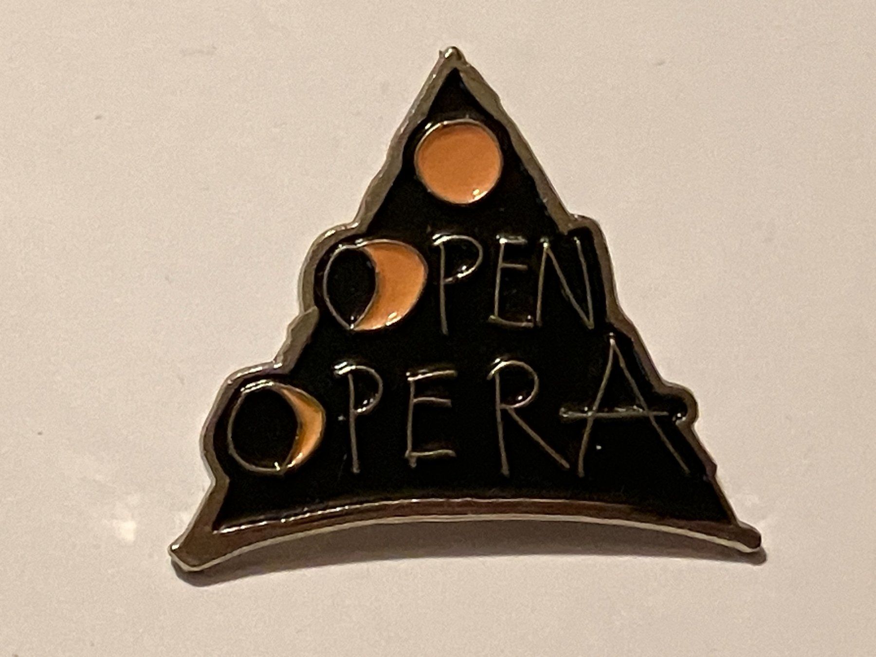 Placchette & Badge: 1 Pin Open Opera – Usato da Basel venduto da djwwpp