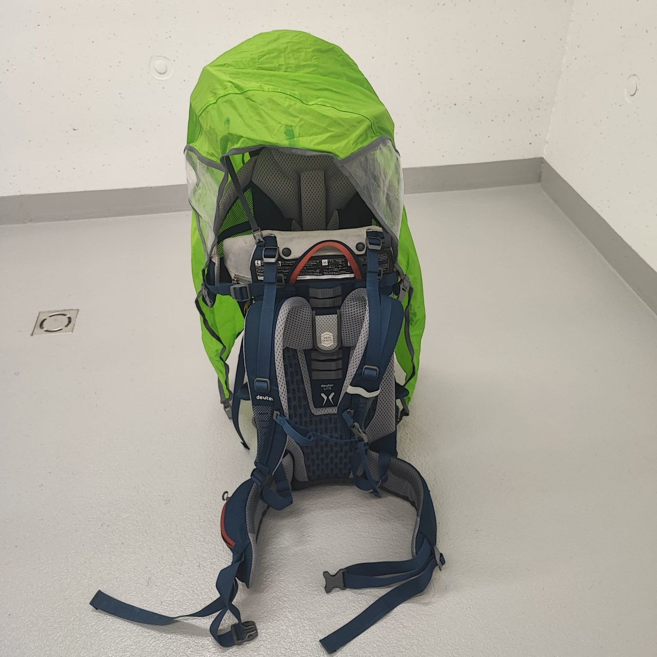 Deuter Zaini: Deuter Kid Comfort Active Rückentrage midnight – Usato da Muri AG venduto da mar_tv5p 4