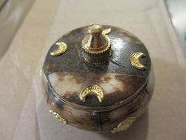 Schmuckdose / Pillendose aus Horn, Handarbeit