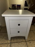 Weisser Nachttisch mit 2 Schubladen