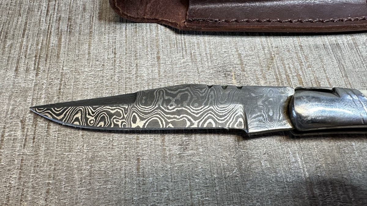 Laguiole Accessori: Klappmesser Laguiole Damast mit Gürteltasche – Usato da St-Gingolph venduto da Edgar1920 1