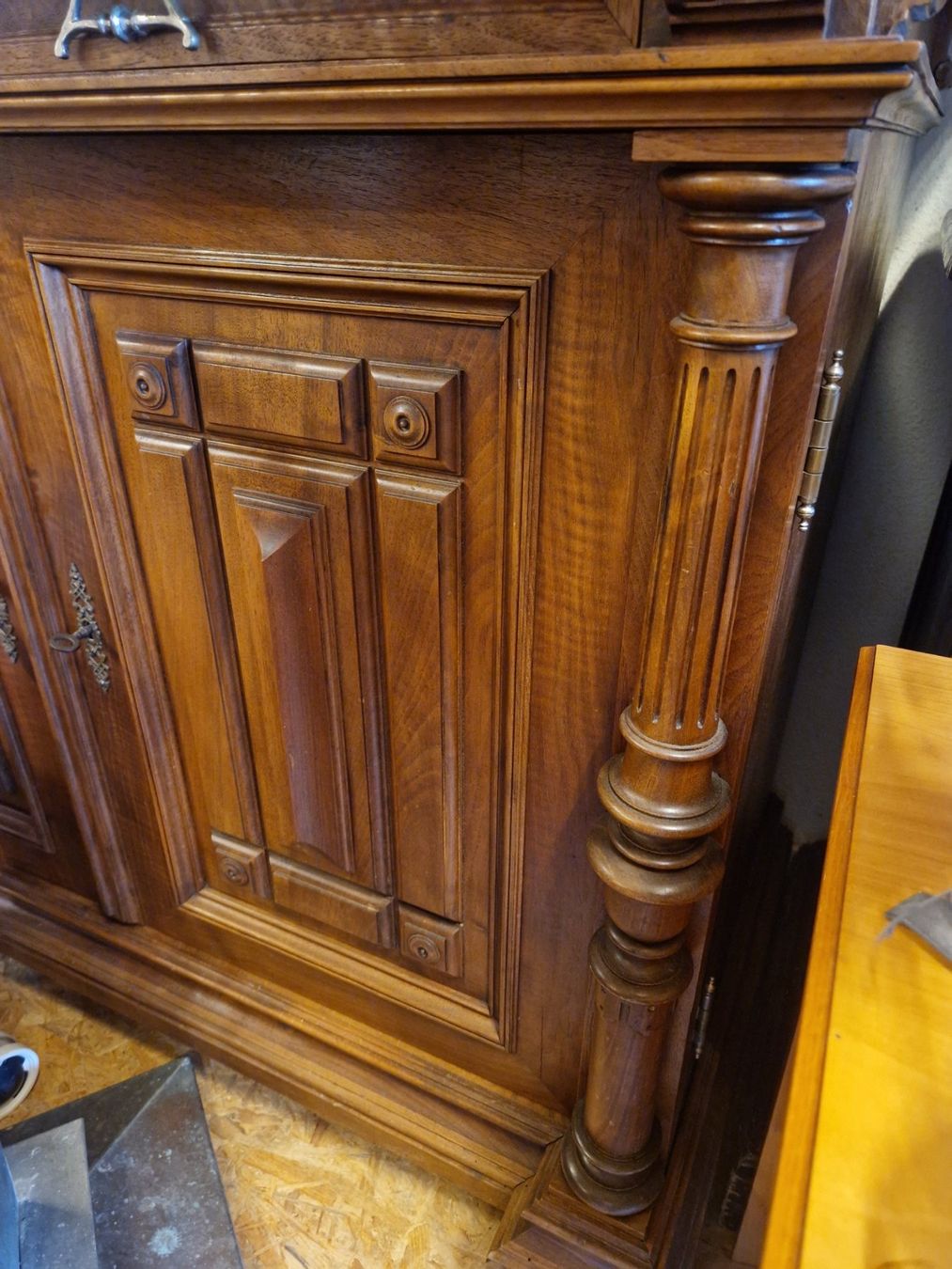 Credenze: Eindrucksvoller, antiker Nussbaum Schrank – Usato da Arbon venduto da MadameLuLa9320 5