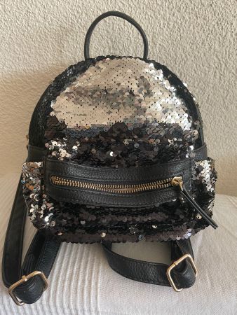 Schwarzer Rucksack mit Pailletten