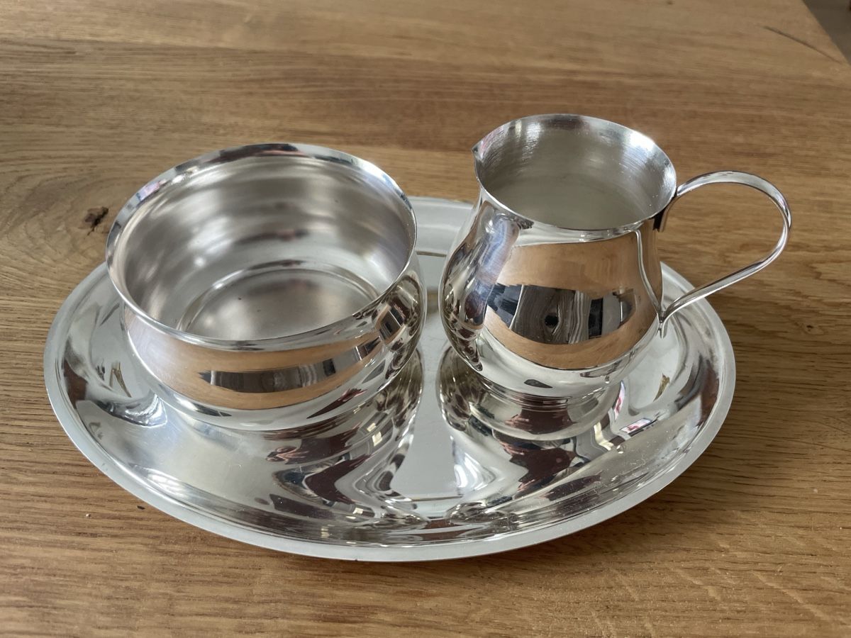 Set di piatti: Versilbertes Set Zuckerschälchen und Kännchen mit Tablett – Usato da Bern venduto da roa80