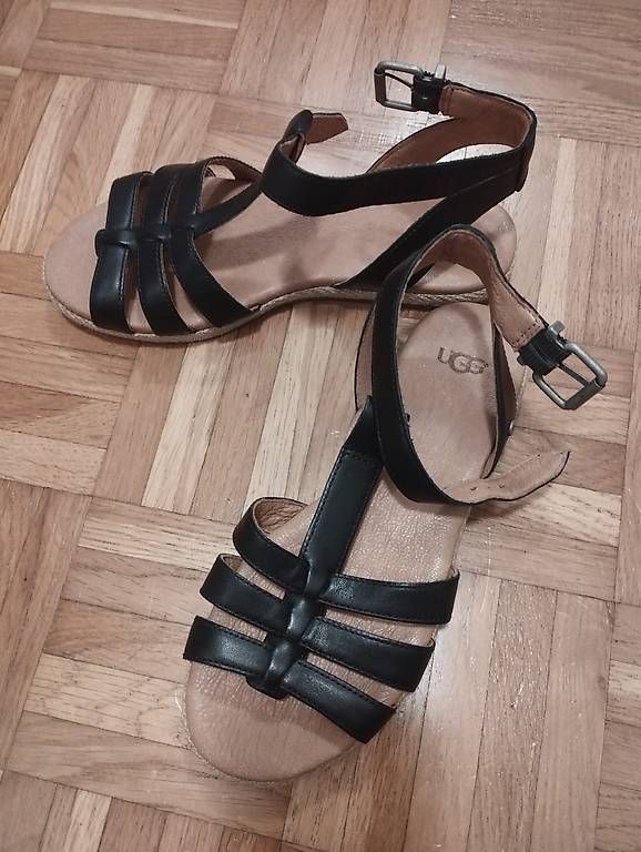 Ugg Scarpe da donna: UGG | Sandalen | Sommerschuhe | Gr. 36 – Usato da Luzern venduto da Llarry