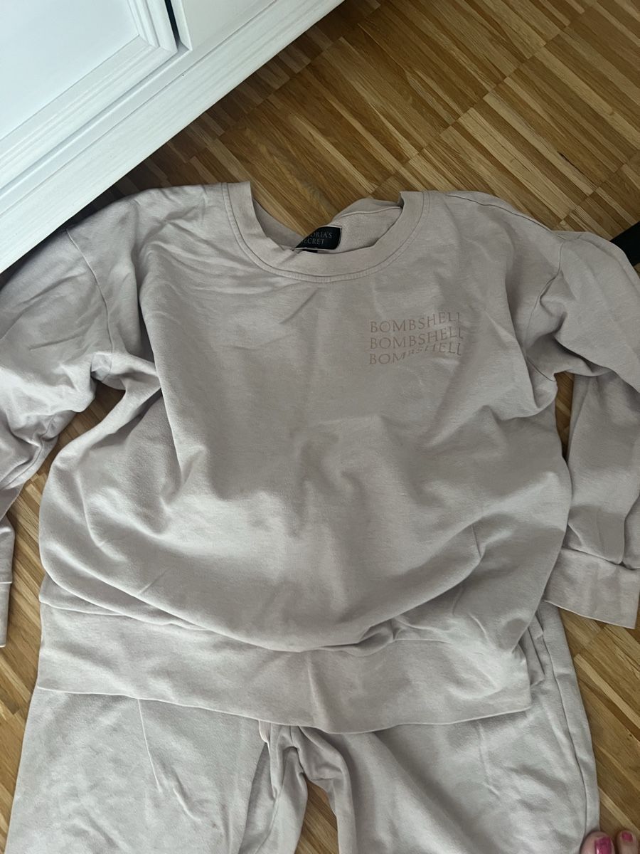 Victoria's Secret Lots de vêtements: Victoria’s Secret set, great for fall, size M – D'occasion à Aarau par mic_5bxt 1
