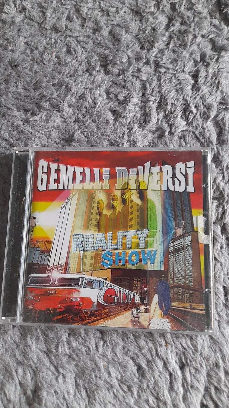 CD: GEMELLI DIVERSI     REALITY SHOW     CD – Usato da Wetzikon ZH venduto da Ramones01