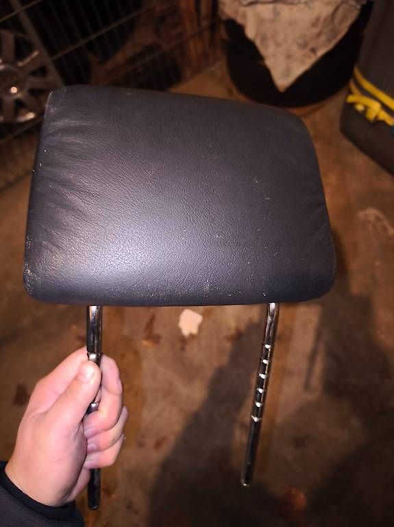 Alle Autoersatzteile: BMW E36 Leder Kopfstütze vorderen Sitz.  – Gebraucht aus Zihlschlacht von rad_vvm9 1