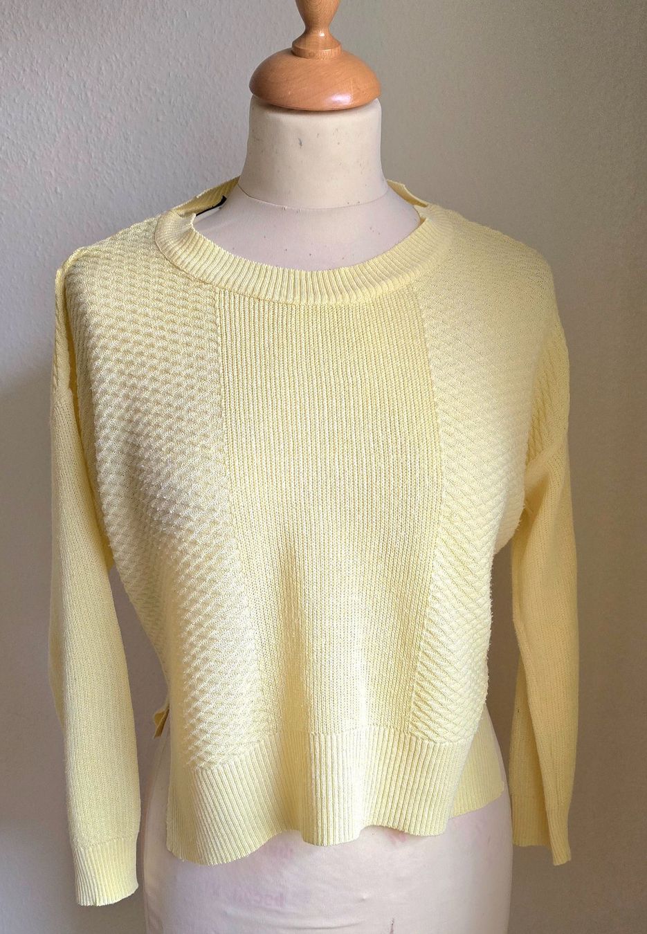 Top: Pull léger jaune pâle taille XS – Usato da Genève venduto da Saleena