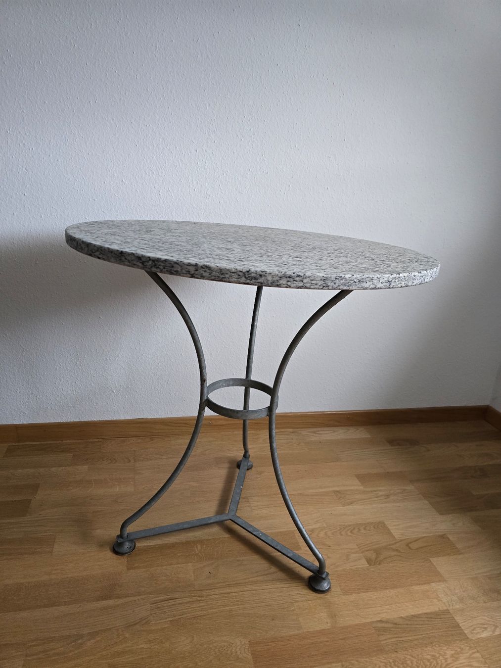 Tables: Gartentisch rund mit Granitplatte – D'occasion à Fischbach-Göslikon par roger301272 1