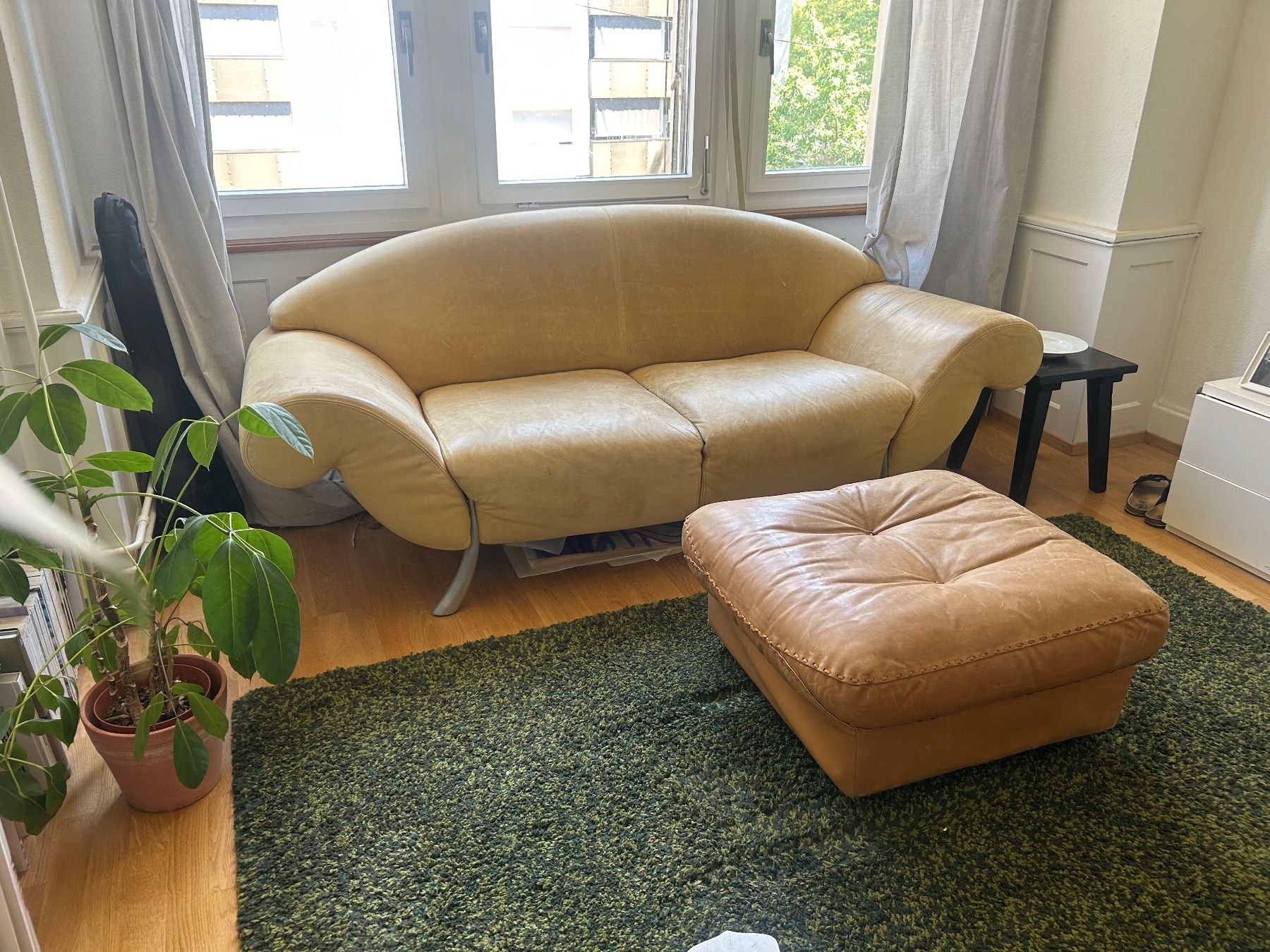 Divani: Ledercouch mit Hocker, gut erhalten, Frühlings-Schn... – Usato da Basel venduto da Sophiemercedes