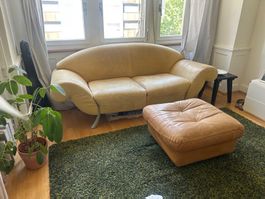 Ledercouch mit Hocker, gut erhalten, Frühlings-Schn...