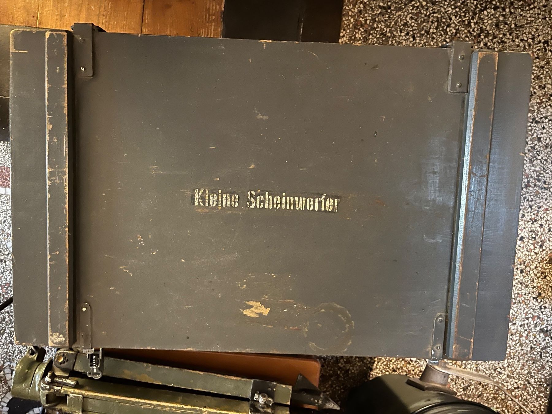 Schweizer Armee Lampade: Lampe / Grosser Militär Scheinwerfer inkl. Box – Usato da Muenchenstein venduto da linkerhandschuh 6