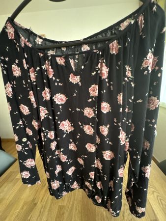 Damen Bluse Schwarz mit Rosenmuster Grösse S - M guter Zusta