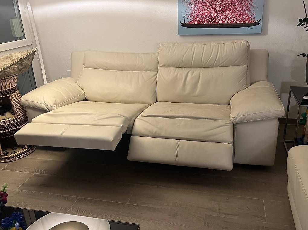 Divani: Sofa mit 2xfacher Relaxfunktion und Hocker – Usato da Horgen venduto da Diefenbaker 3