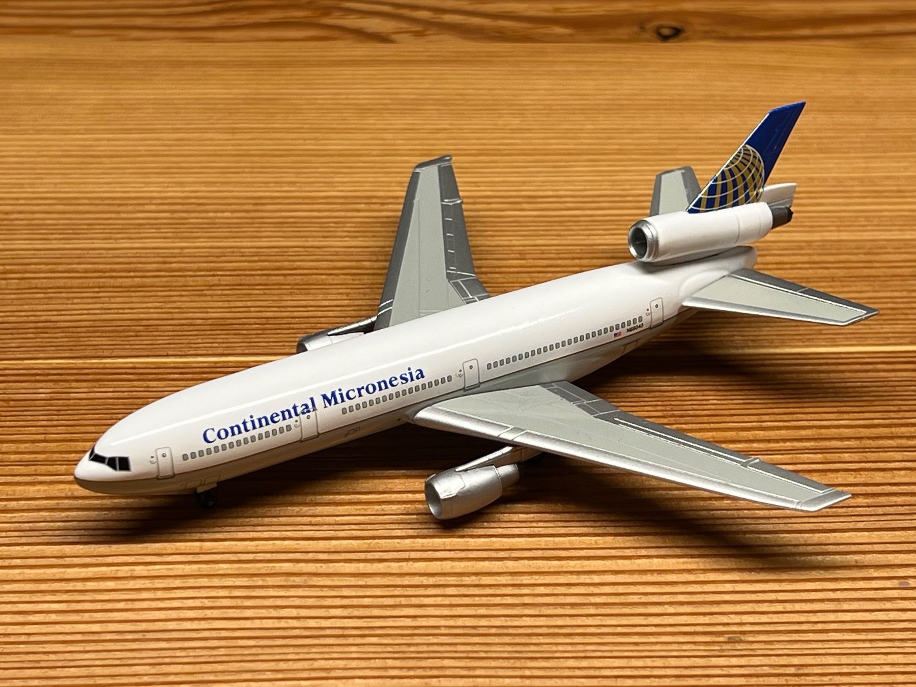 McDonnell Douglas Kit di modellismo & Modellini statici: 1:400 Dragon Wings Continental Micronesia DC-10 Flugzeugmode – Usato da Silvaplana-Surlej venduto da bkk 5