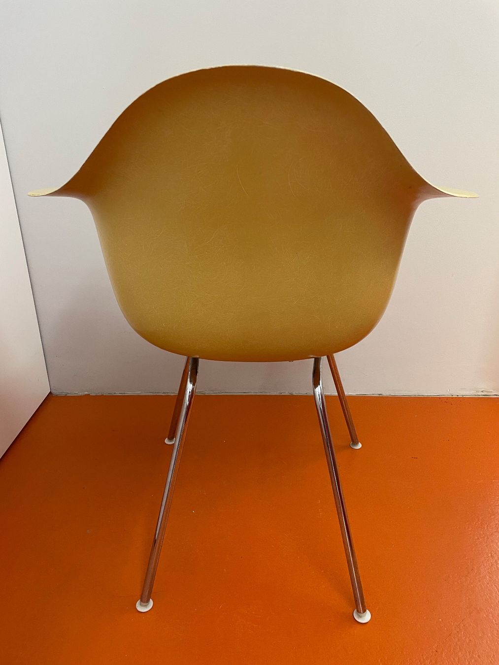 Eames Poltrone: Eames Fiberglas Armchair in ocker light – Usato da ipsach venduto da Latigo 1