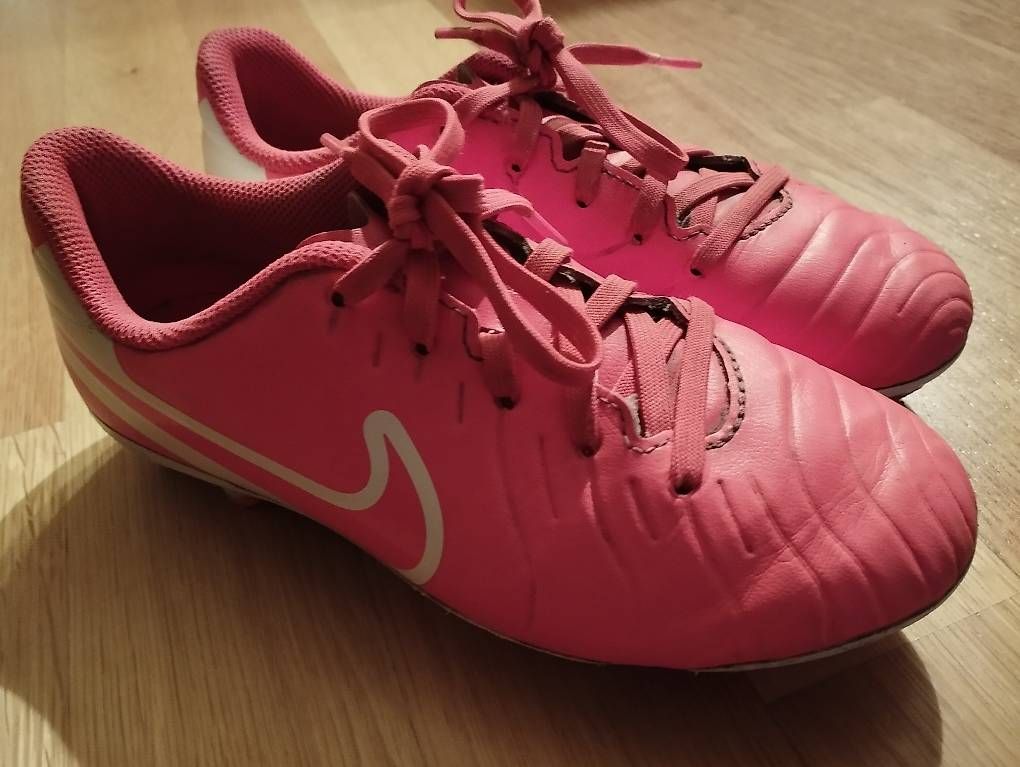 Scarpe da uomo: Nike Fussballschuhe Gr. 33 – Usato da Niederurnen venduto da sig_h5qw