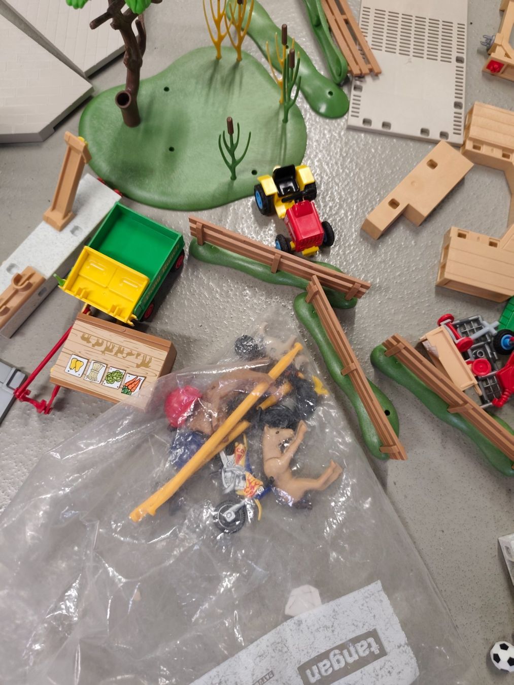 Playmobil Giocattoli: Playmobil grosser Bauernhof Teile – Usato da Oberkulm venduto da FairTreasures 1