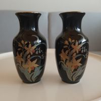1988-1999 Japan / 2 schwarze Porzellanvasen mit Lotusdekor