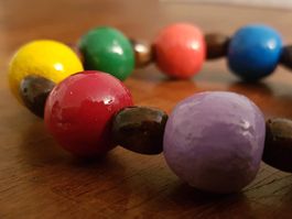 Armband aus verschiedenfarbigen Ton Perlen Gummizug