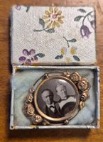 antike kleine Brosche mit Foto von Grosseltern um 1800